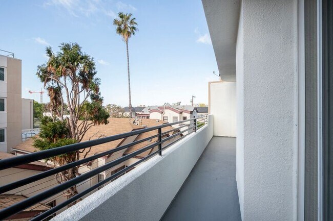 Building Photo - 1616 N Serrano Ave