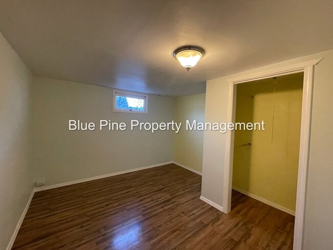 Building Photo - 395 E 24th St