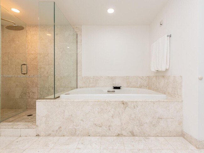 Building Photo - 1331 Brickell Bay Dr