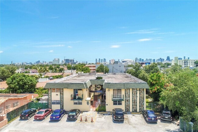 Building Photo - 720 NW 27th Ct