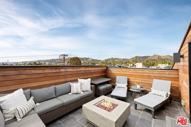 Building Photo - 1035 N Vista St