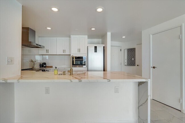 Building Photo - 700 E Ocean Blvd