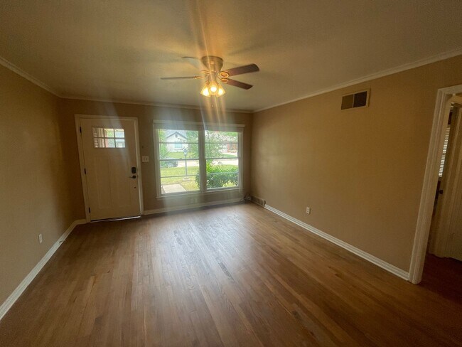 Building Photo - 4 bed 2 bath 2 car, Great Character and st...