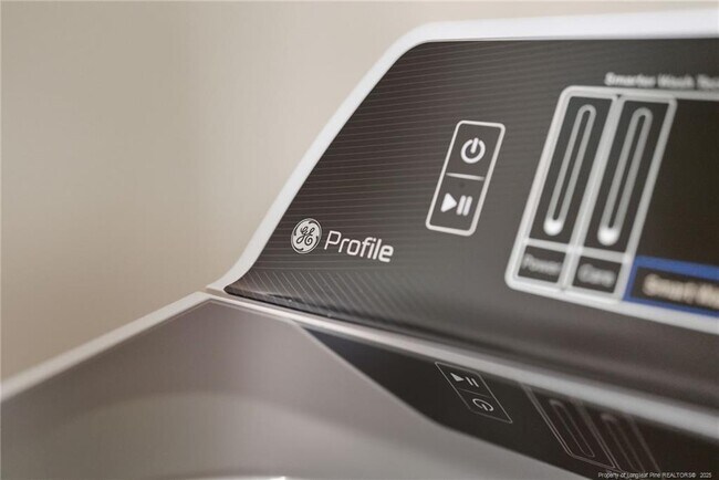 Building Photo - 245 Ribbon Rail St