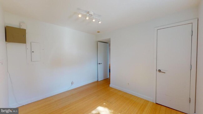 Building Photo - 213 E Raymond Ave