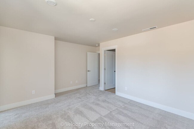 Building Photo - M555
