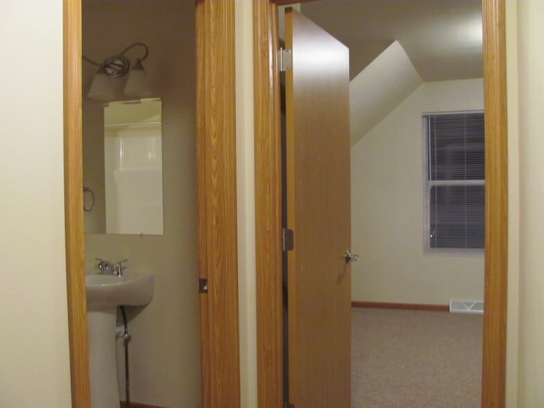 2nd bedroom and bathroom (upper) - 2423 Parkfield Drive