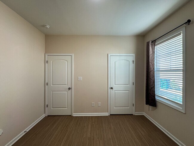 Building Photo - Stunning 3 Bed 2 Bath Home in Fayetteville