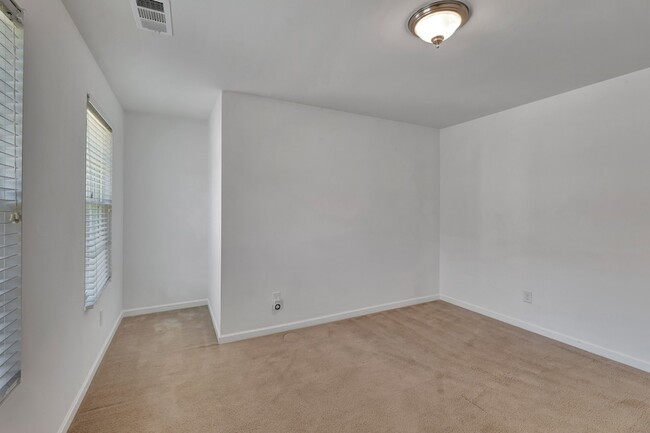Building Photo - 2576 Jordan Ridge Dr
