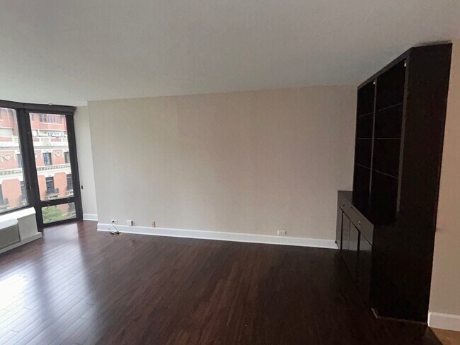 Building Photo - 50 E Bellevue Pl