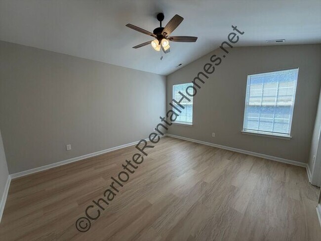 Building Photo - Updated 3 bedroom home in Concord with new kitchen & flooring!