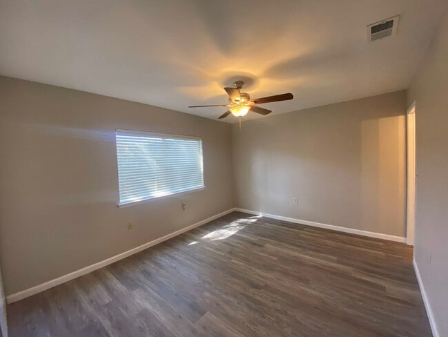 Building Photo - Remodeled 3 Bedroom 2 Bath  with cute back...