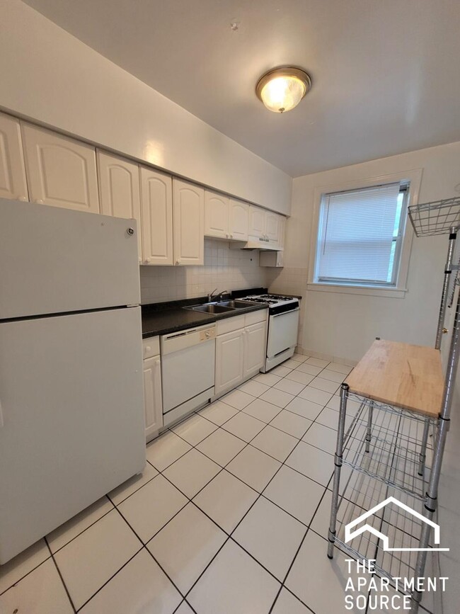 Building Photo - 916 Reba Pl