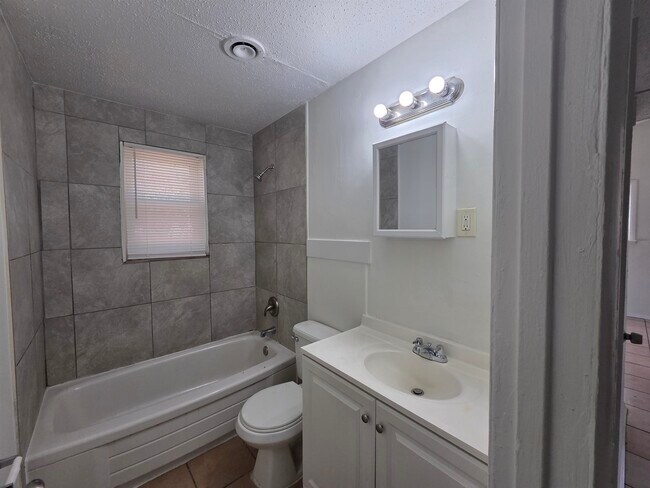 Building Photo - 4638 Appleville St