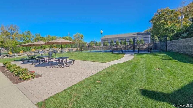 Building Photo - 260 W Main St