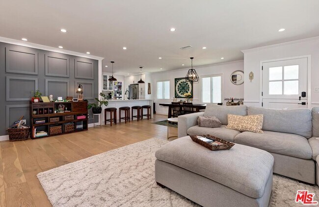 Building Photo - 6700 W 85th Pl