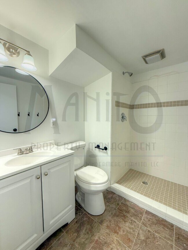 Building Photo - 1324 E 43rd Ave