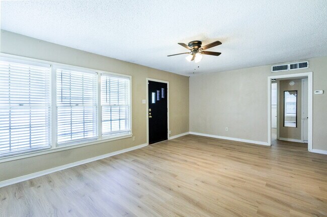 Building Photo - 1/2 off First Months Rent! Charming Home N...
