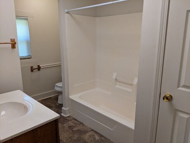 Building Photo - 2 Bedroom Home In The Collett Park Area