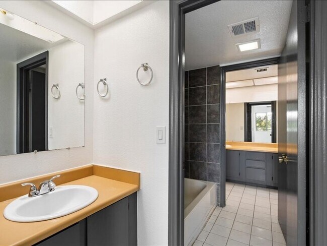 Building Photo - Charming 2BR Condo in Tempe