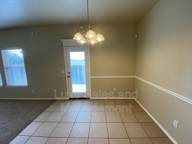 Building Photo - 640 E Linden Ln