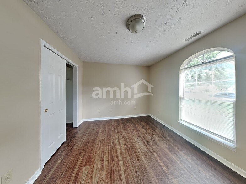 Building Photo - 10684 Summerwood Ln