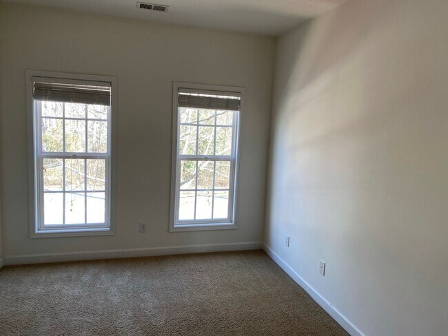 Building Photo - Walk To Shop and Dining - Fantastic North Charlotte Location