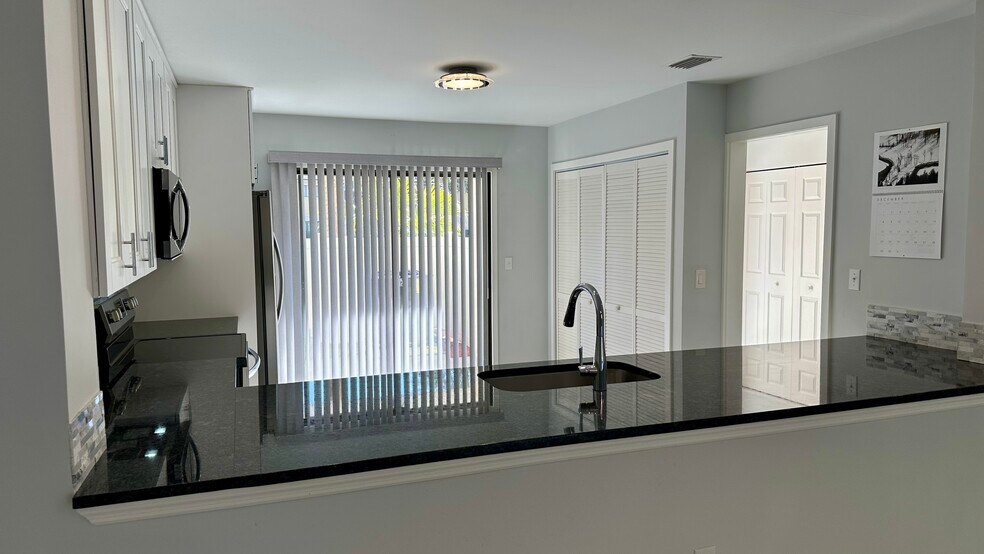 Building Photo - 7940 Los Robles Ct