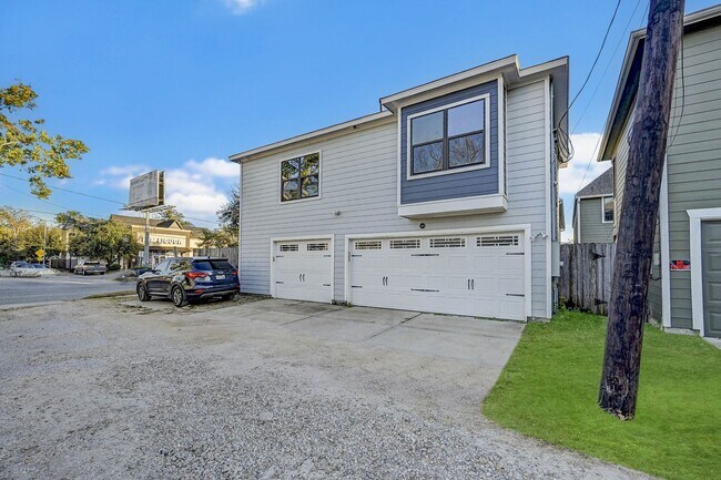 Building Photo - Charming 3-Bedroom Home with Modern Amenit...