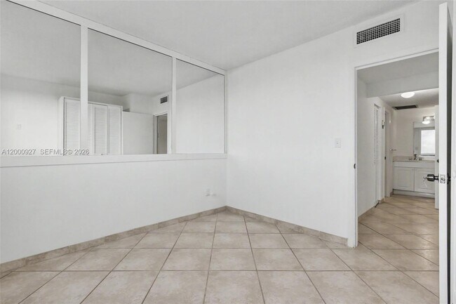 Building Photo - 500 Bayview Dr