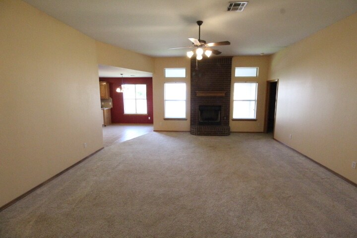 Building Photo - 620 Eastview Dr