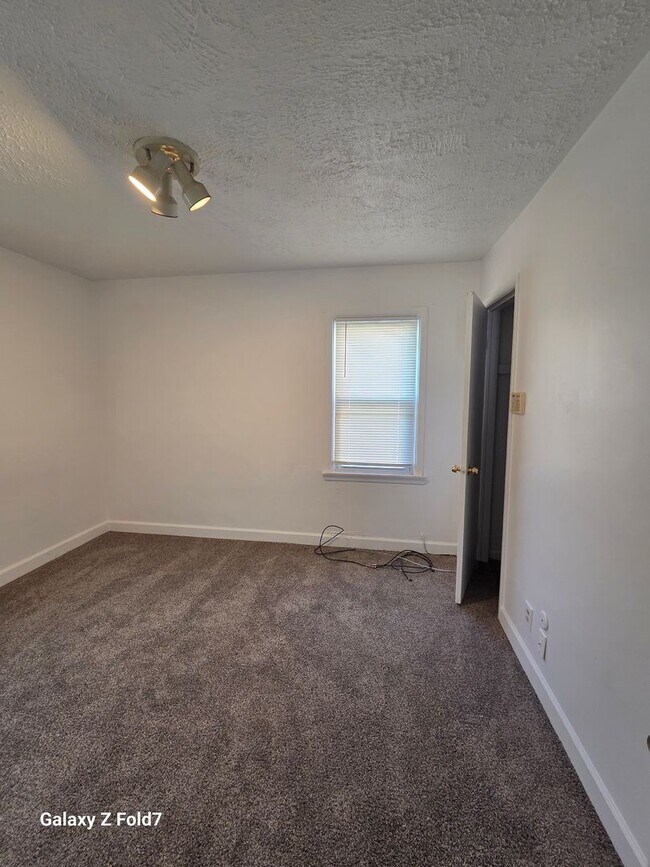 Building Photo - $1200 2 bedroom bungalow
