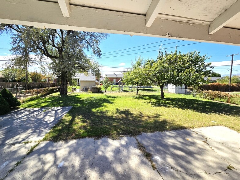 Building Photo - 9910 S Sego Lily Dr