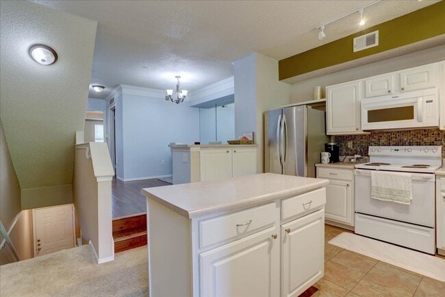 Building Photo - Beautiful 2bed/2bath/1car garage in Louisville!