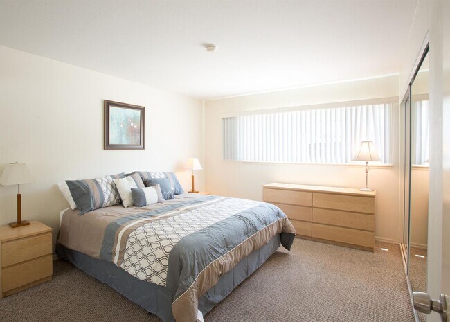 Building Photo - Winter 9 month lease! Partially Furnished 2 Bed 2, 1 Bath near the beach. No yearly leases