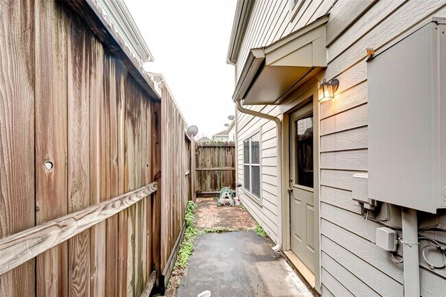 Building Photo - 1718 Redwing Cove Dr