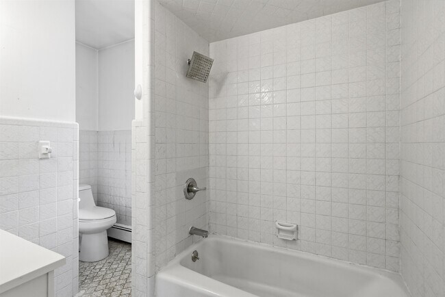 Building Photo - 2 Raydol Ave