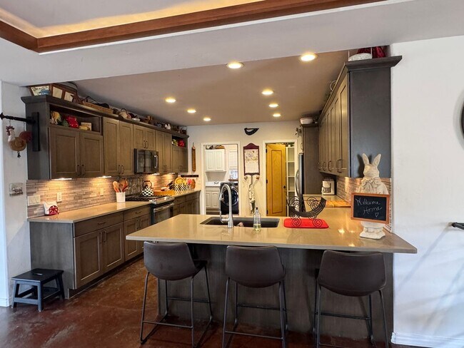 Building Photo - Stylish One-Story FULLY FURNISHED 3Bed, 2B...