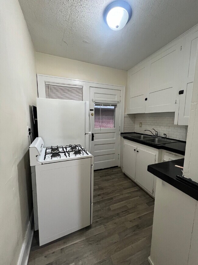 Building Photo - 1 Bedroom, 1 Bathroom Historical Apartment for Rent!