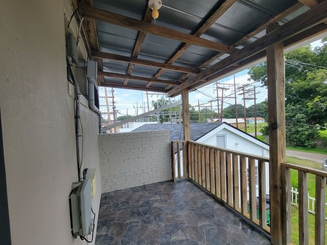 Building Photo - 2 Bed/1 Bath Upstairs Apartment