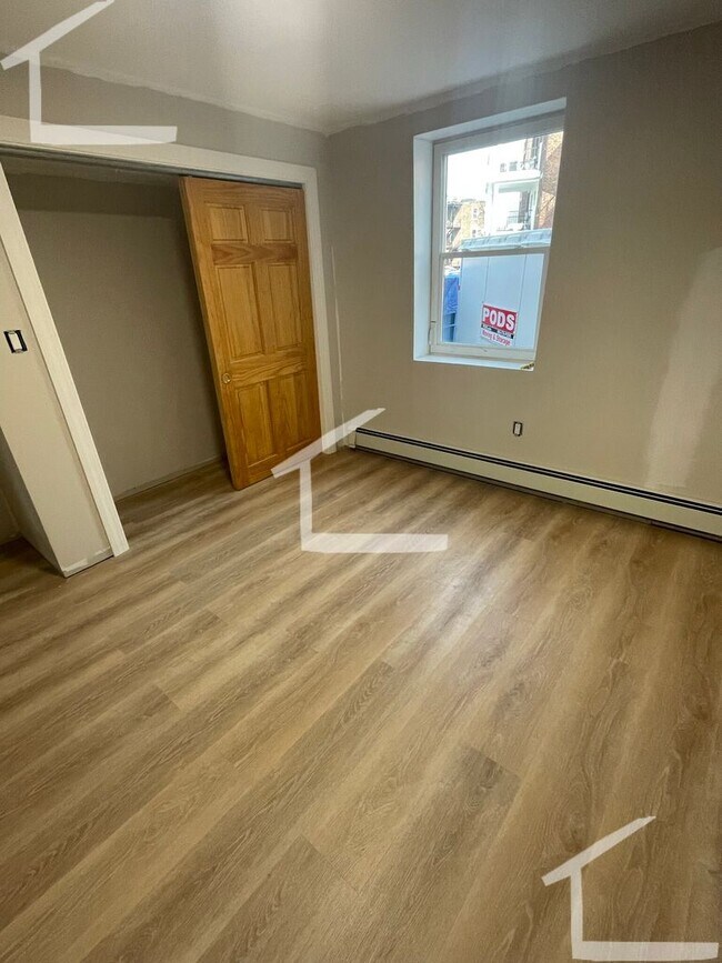 Building Photo - Renovated 4 Bed W/ 2 Full Baths! Heat/hot ...