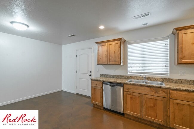 Building Photo - Conveniently located 3 Bedroom Townhome