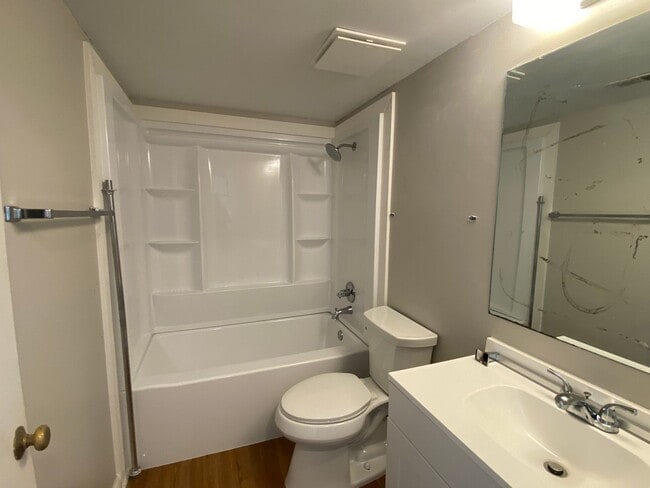 Building Photo - 1600 Park Cir