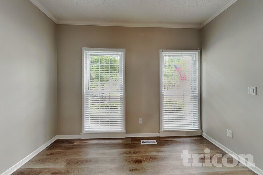 Building Photo - 9719 N Kenwood Ct