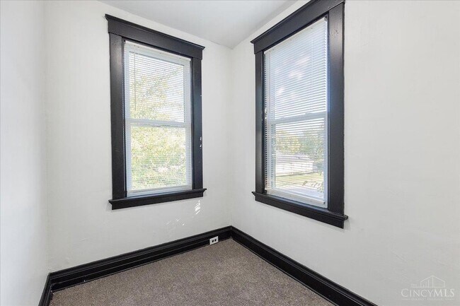 Building Photo - 5213 Kenwood Rd