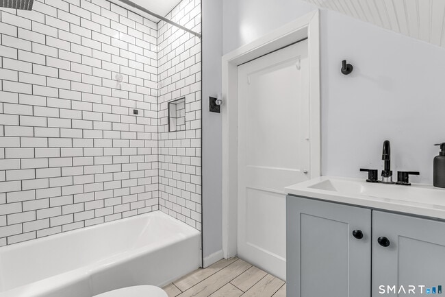 Building Photo - 277 Maplewood Ave