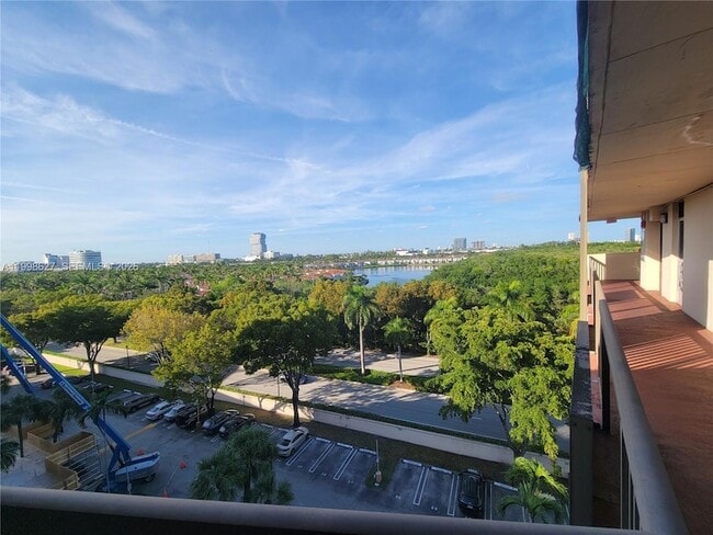 Building Photo - 3301 N Country Club Dr