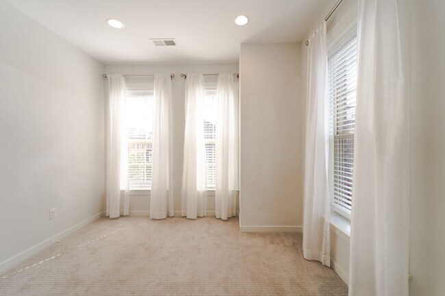 Building Photo - 10225 Hilltop Ascent Dr