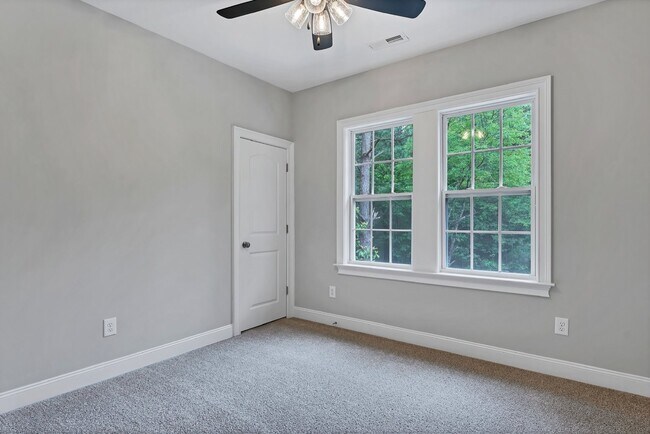 Building Photo - 835 Blue Bird Dr