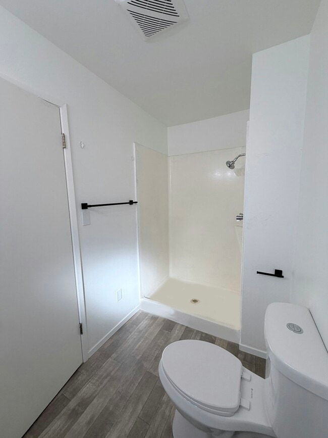 Building Photo - 670 Pine Way